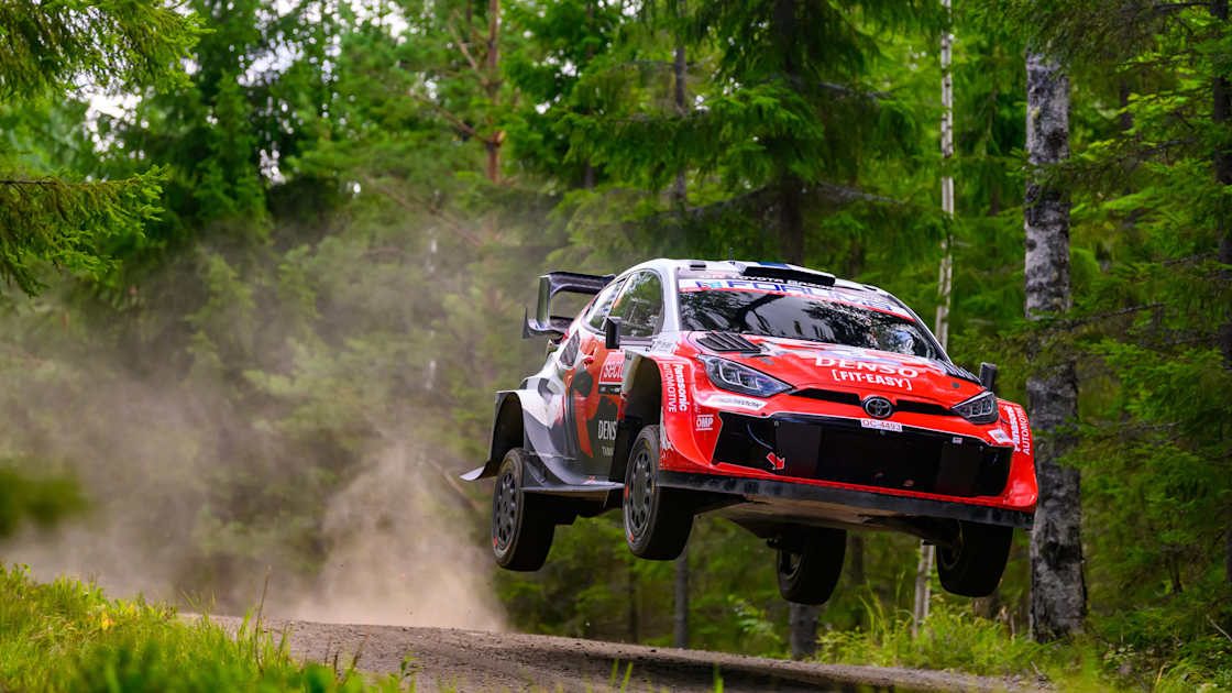 Sami Pajari Finlandiya rallisinde liderlik koltuğunda.