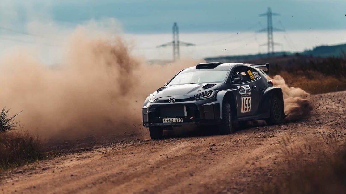 Elfyn Evans ve Jon Armstrong Rally Scotland etaplarında yarışıyor.