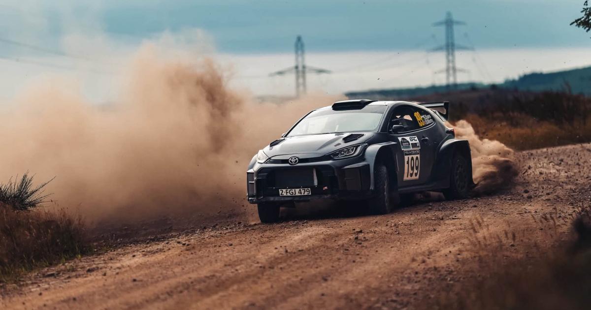 Elfyn Evans ve Jon Armstrong Rally Scotland etaplarında yarışıyor.