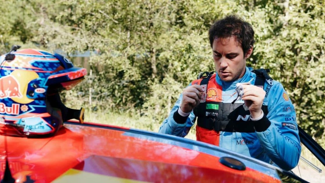 Thierry Neuville yarış sırasında aracında