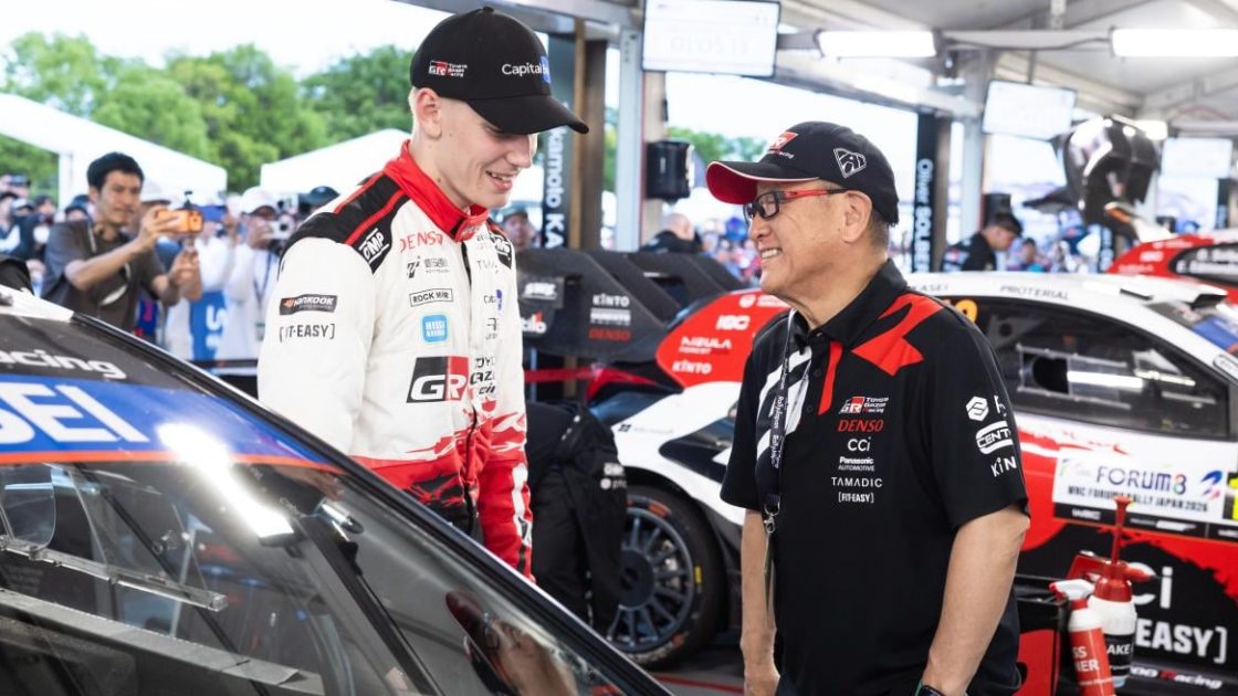 Akio Toyoda Toyota takımını ve sürücülerini tebrik ediyor