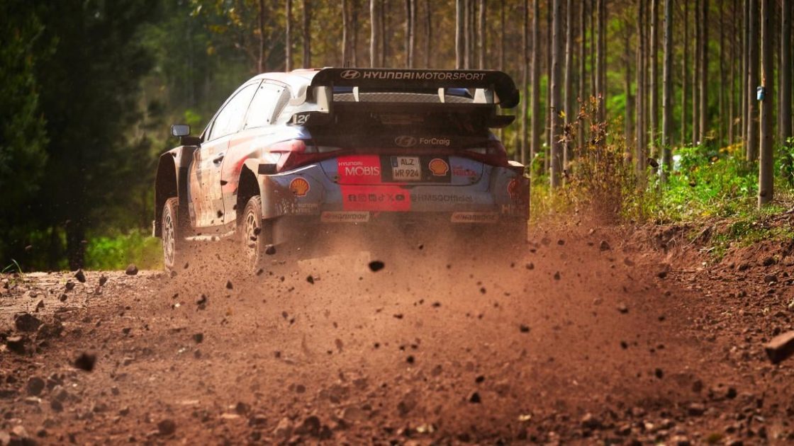 Hyundai WRC takım patronu Andrew Wheatley röportajda.
