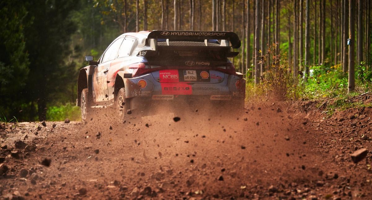 Hyundai WRC takım patronu Andrew Wheatley röportajda.