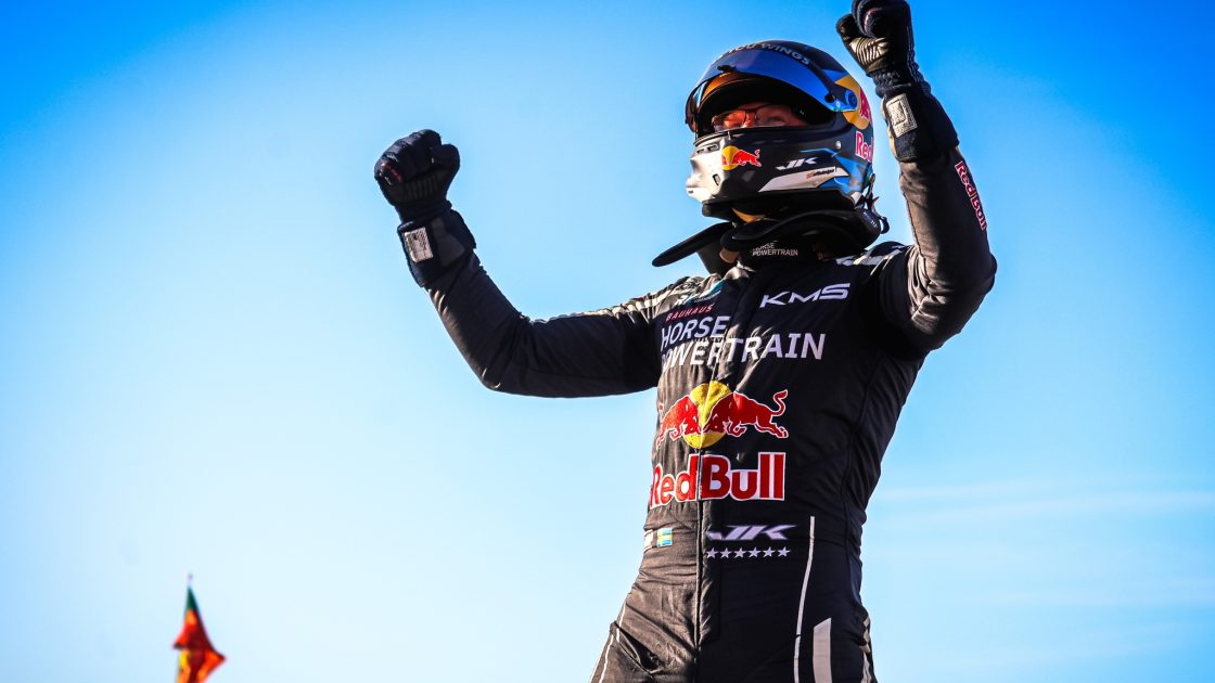 Johan Kristoffersson şampiyonluk zaferiyle poz veriyor