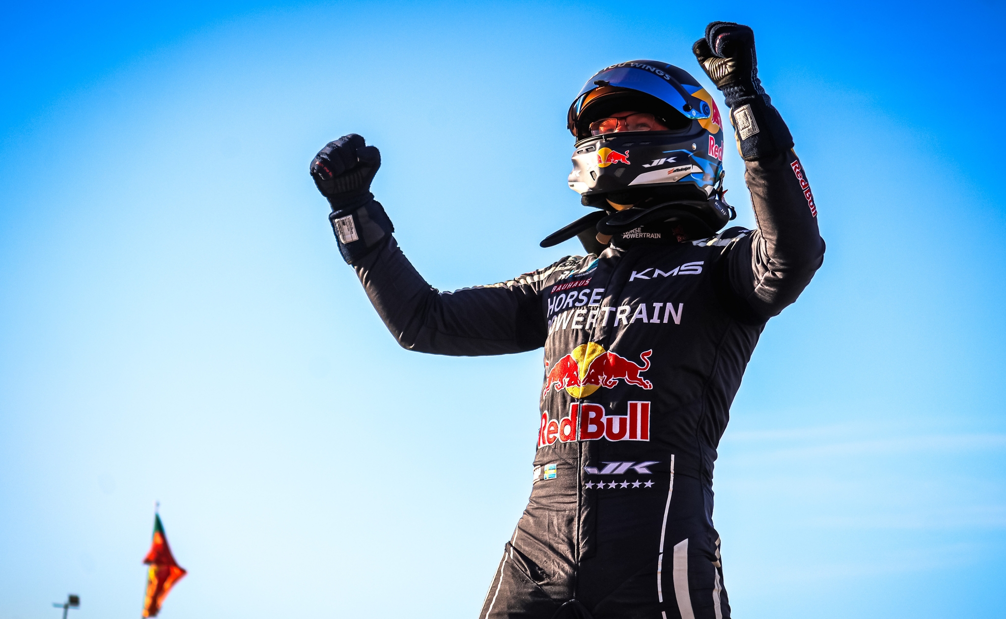 Johan Kristoffersson şampiyonluk zaferiyle poz veriyor