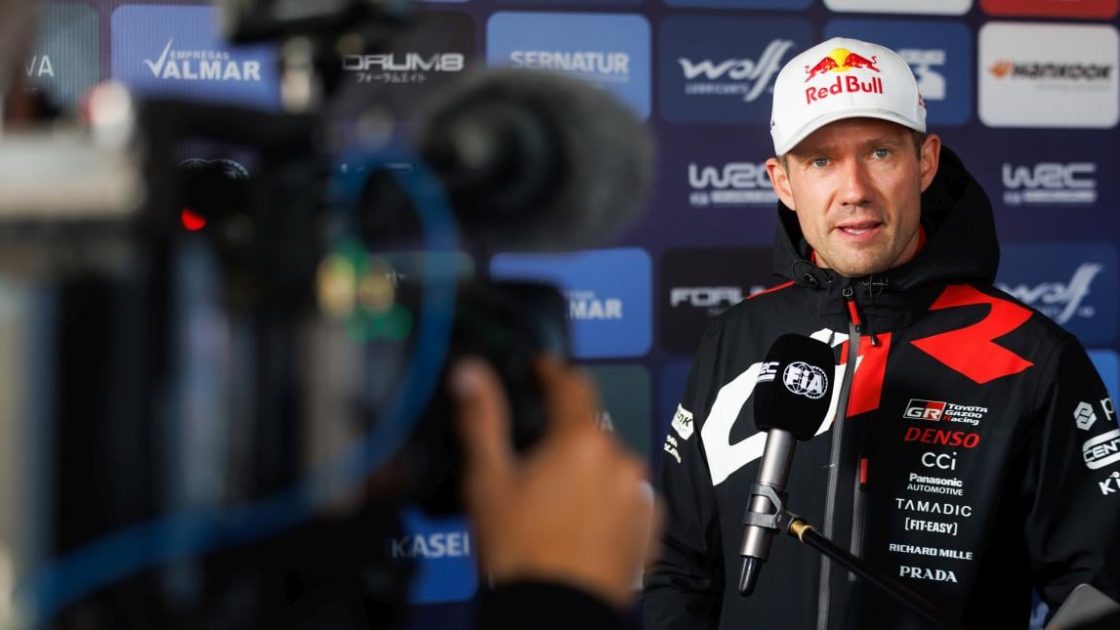 Sebastien Ogier Şili Rallisi sonrası düşünceli pozda.