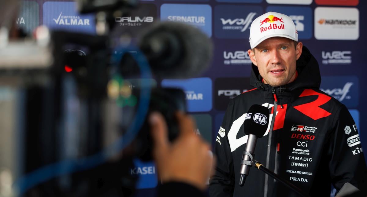Sebastien Ogier Şili Rallisi sonrası düşünceli pozda.