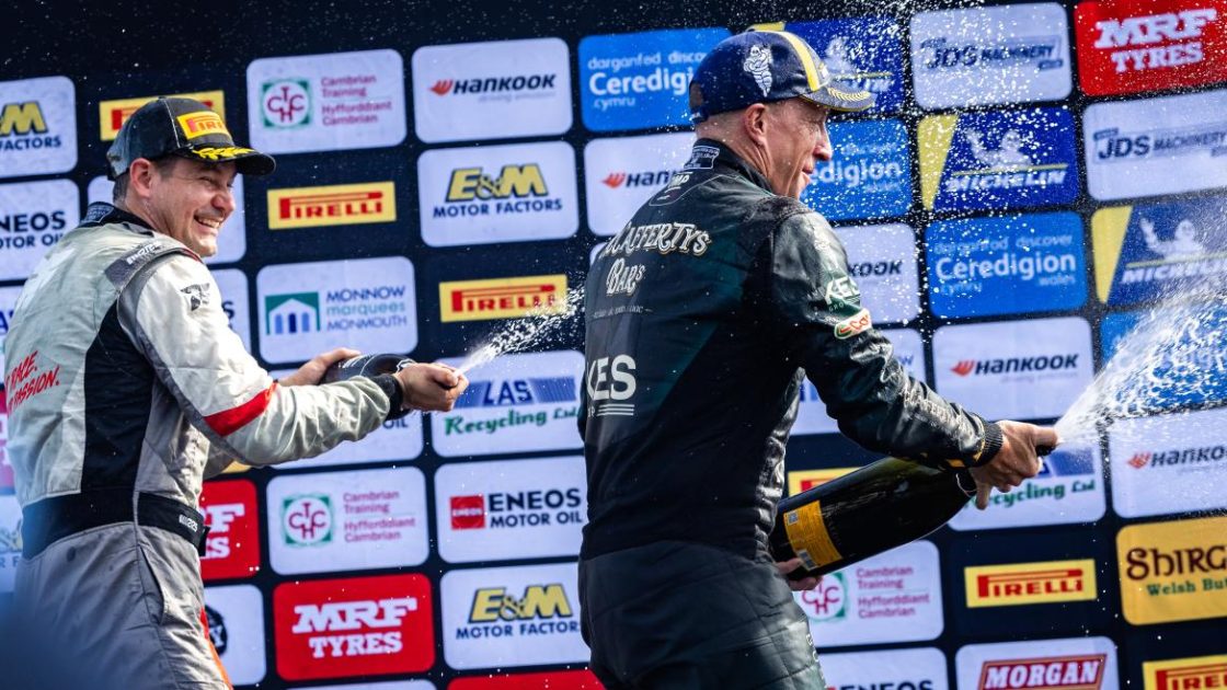Teemu Suninen Galler Rallisi sonrası kutlama yapıyor