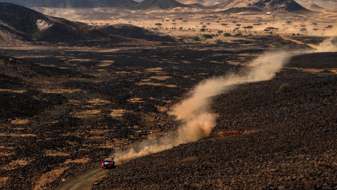 Thierry Neuville Suudi Arabistan Rallisi’nde yarışıyor.