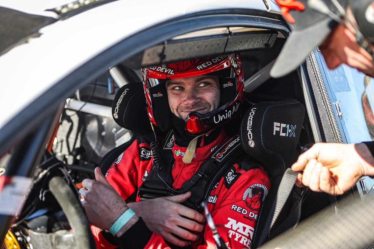 Niclas Grönholm elektrikli rallikros aracı sürüyor