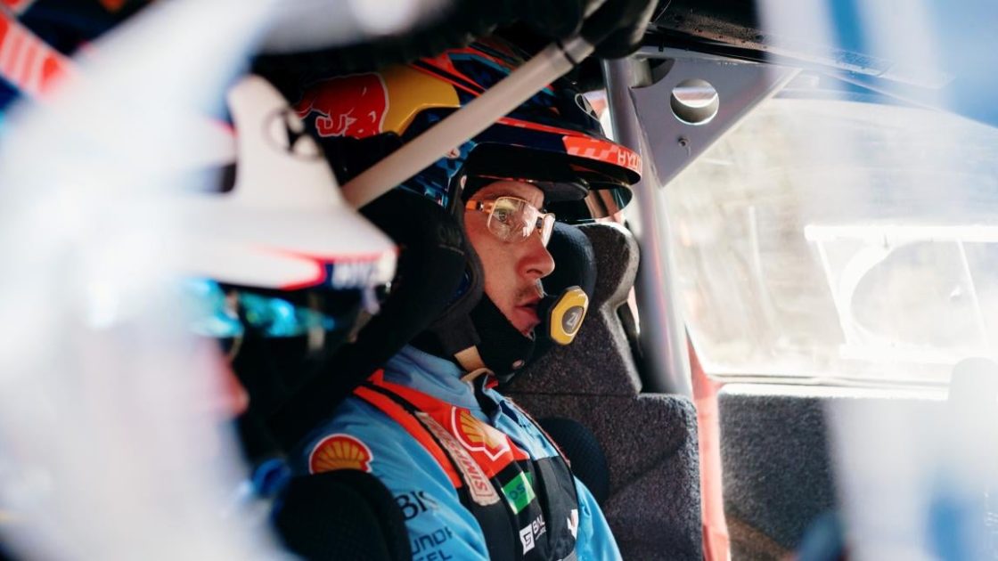 Thierry Neuville Sardinya Rallisi'nde yarışıyor