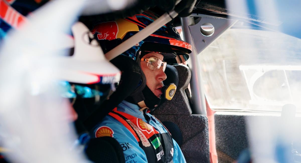 Thierry Neuville Sardinya Rallisi'nde yarışıyor